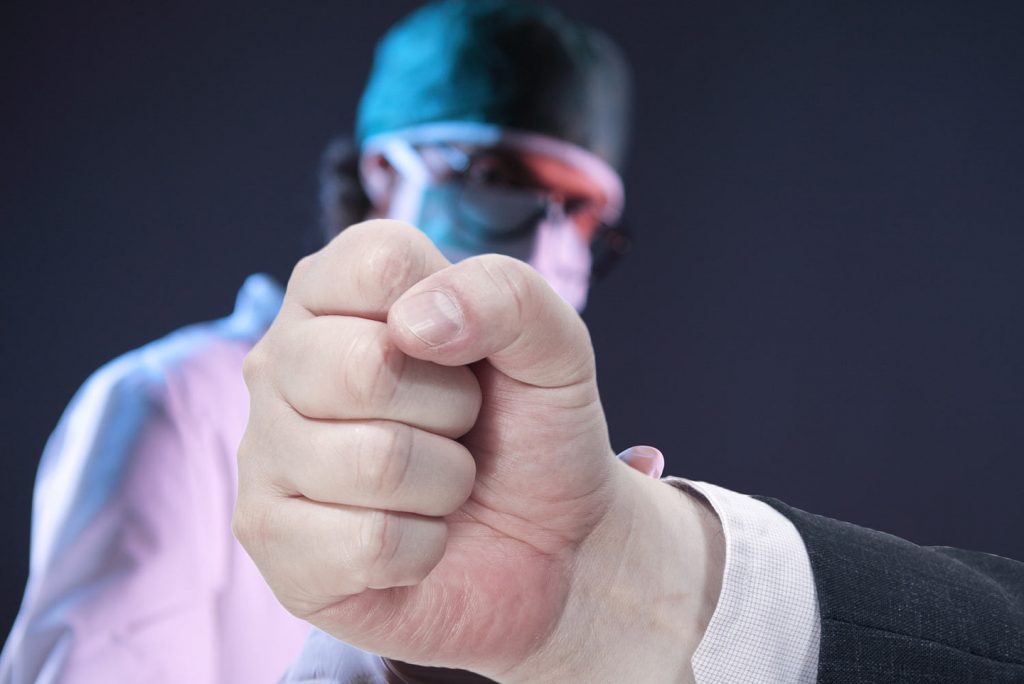 Председатель ФНПР Михаил Шмаков назвал причину массовых увольнений медиков