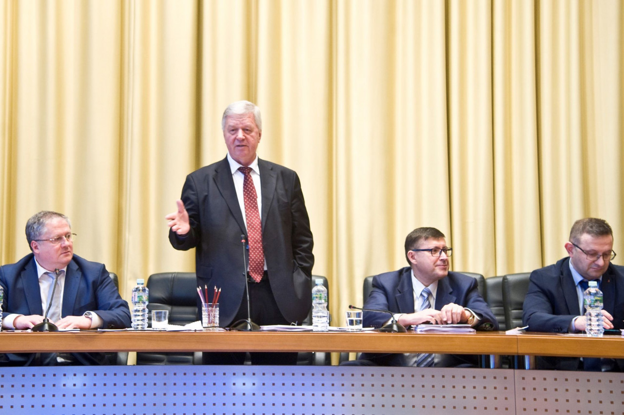  Несколько десятков поправок к Конституции РФ предложили профсоюзы